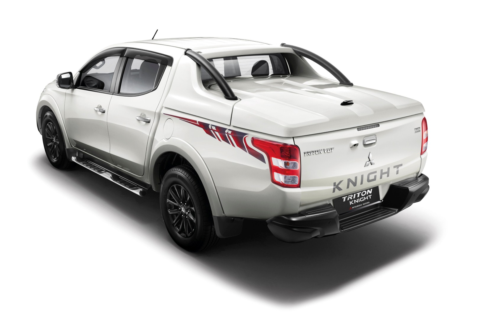 Mitsubishi Triton Knight Edition - 02 matte black rear bumper